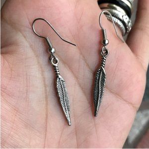 🔴SALE! Silver plated boho dangly feather earrings